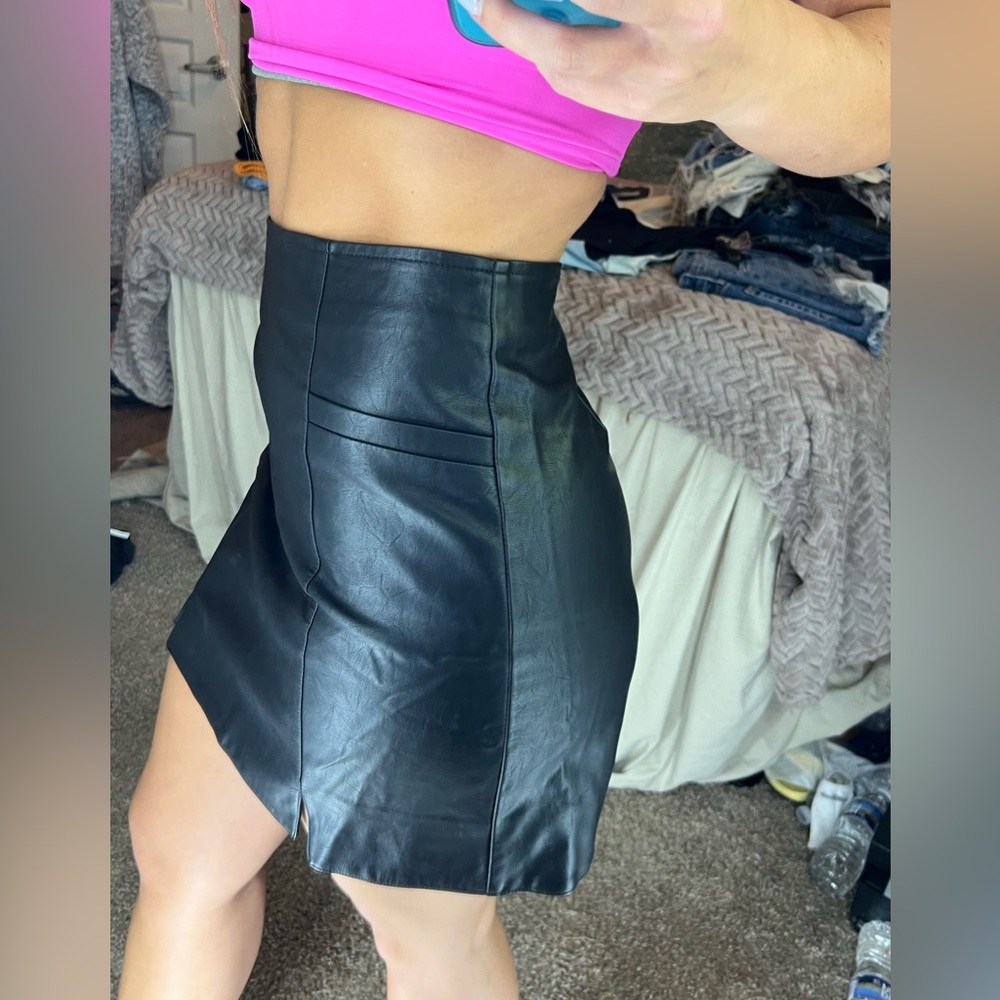 Black leather skirt - Picture 3 of 5